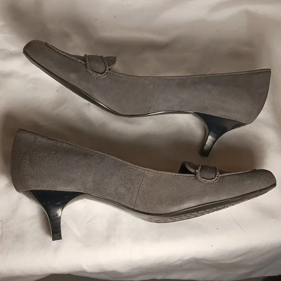 Bandolino Gray Leather Suede Kitten Heel Pumps - Picture 5 of 8